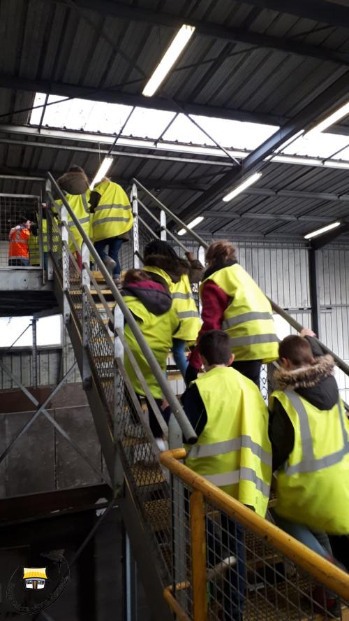 Visite des CE1/CE2 au centre de tri des déchets de Treffieux